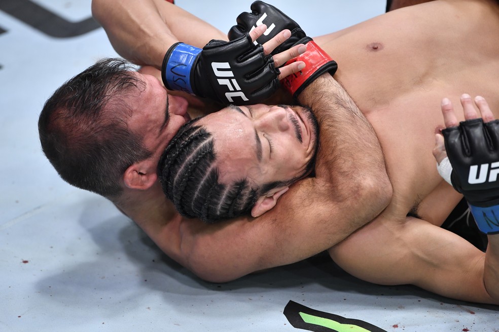 Rani Yahya dominou Kyung Ho Kang no chão no UFC Vieira x Tate — Foto: Getty Images