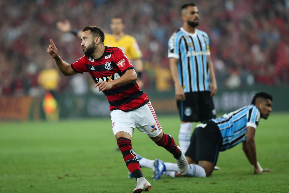 Éverton Ribeiro comemora gol marcado contra o Grêmio (Foto: Agência Estado)
