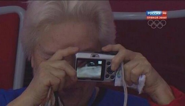 Senhora se confundiu ao tirar foto em Sochi e acabou fazendo 'selfie acidental' (Foto: Reprodução/Twitter/Bryan Wood)