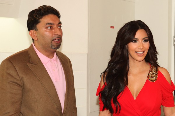 O empresário Sheeraz Hasan e a socialite Kim Kardashian em um evento em Dubai em 2011 (Foto: Getty Images)