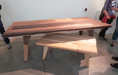 Resíduos de madeira que seriam descartados originaram a mesa Laminated. O designer Jeroen Wand prensa folhas de diferentes madeiras em um molde para transformá-las  em uma única peça