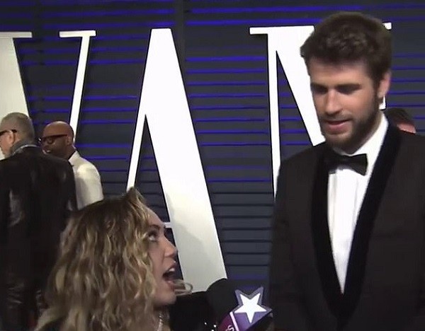 O ator Liam Hemsworth constrangido com o rebolado da então esposa Miley Cyrus em uma festa pós-Oscar 2019 (Foto: Reprodução)