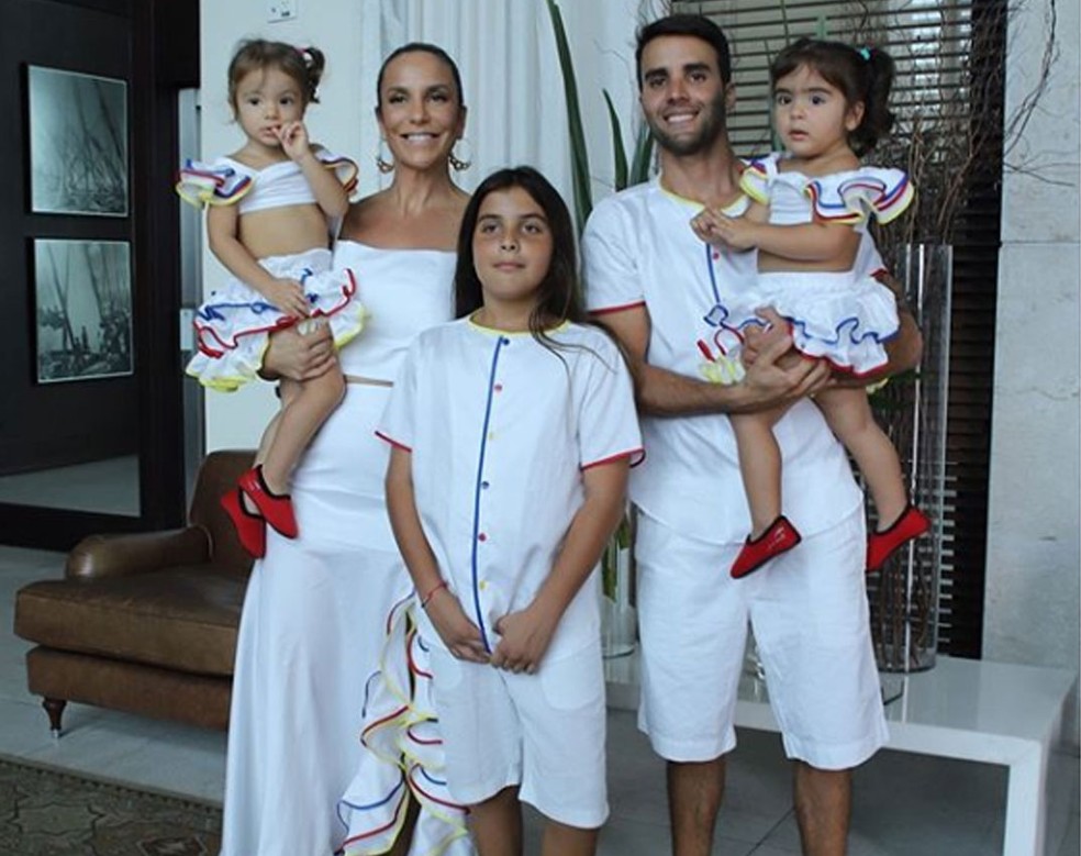 Ivete posta foto com família e comemora aniversário das gêmeas Marina e Helena — Foto: Reprodução/Instagram
