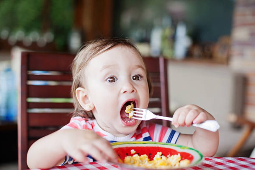 Bebê comendo ovo (Foto: Getty Images)