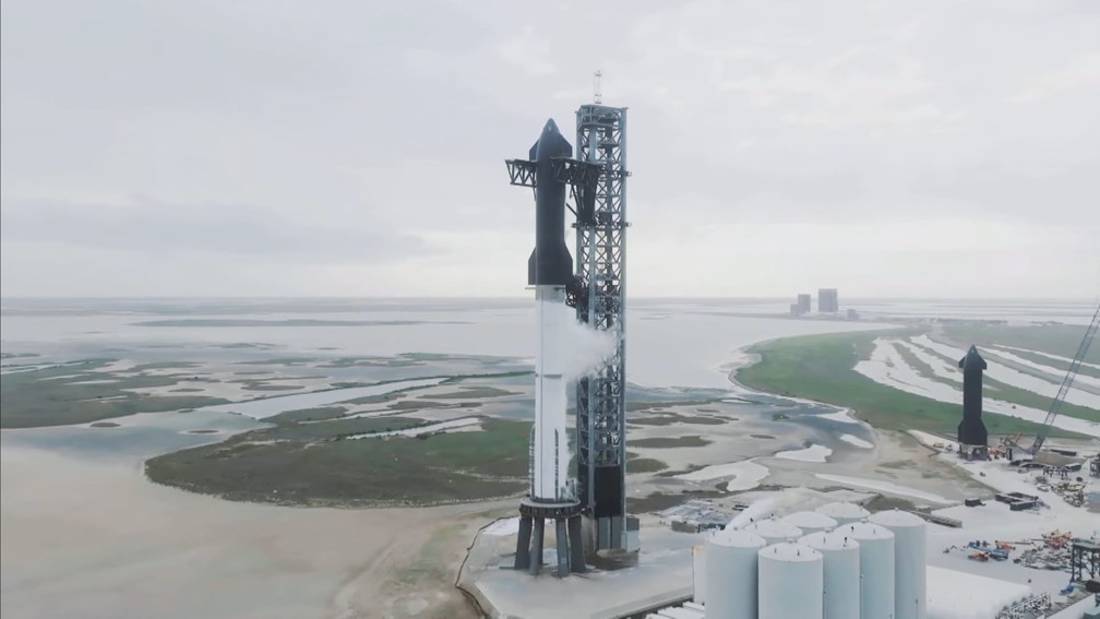 Starship sendo preparada nesta segunda-feira — Foto: Spacex/ Divulgação