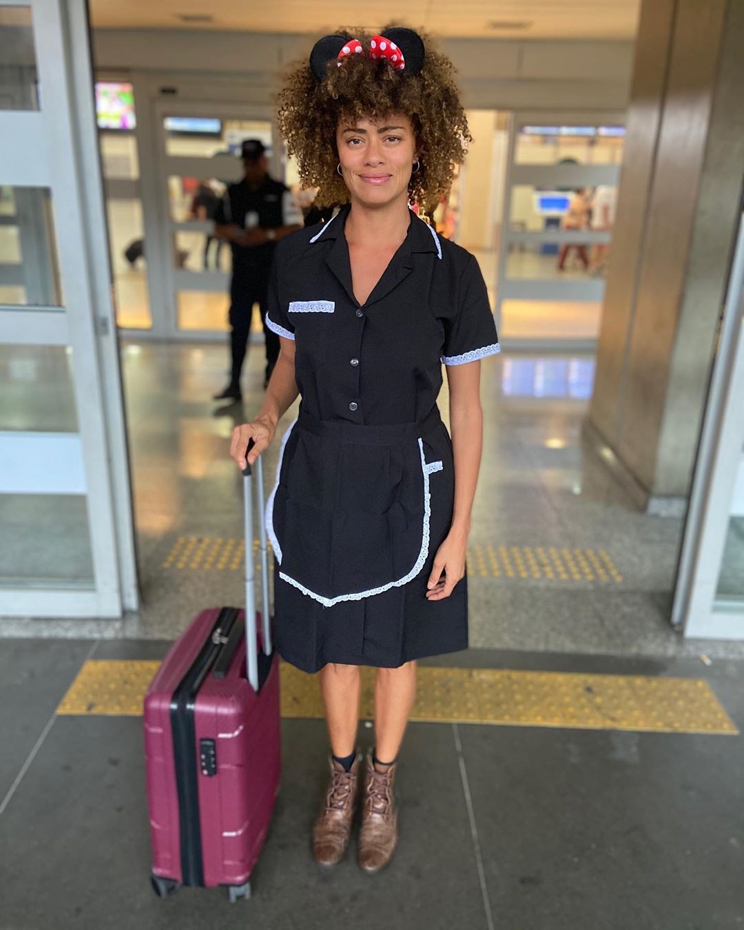 Ana Flavia Cavalcanti embarca usando uniforme de diarista (Foto: Reprodução Instagram)