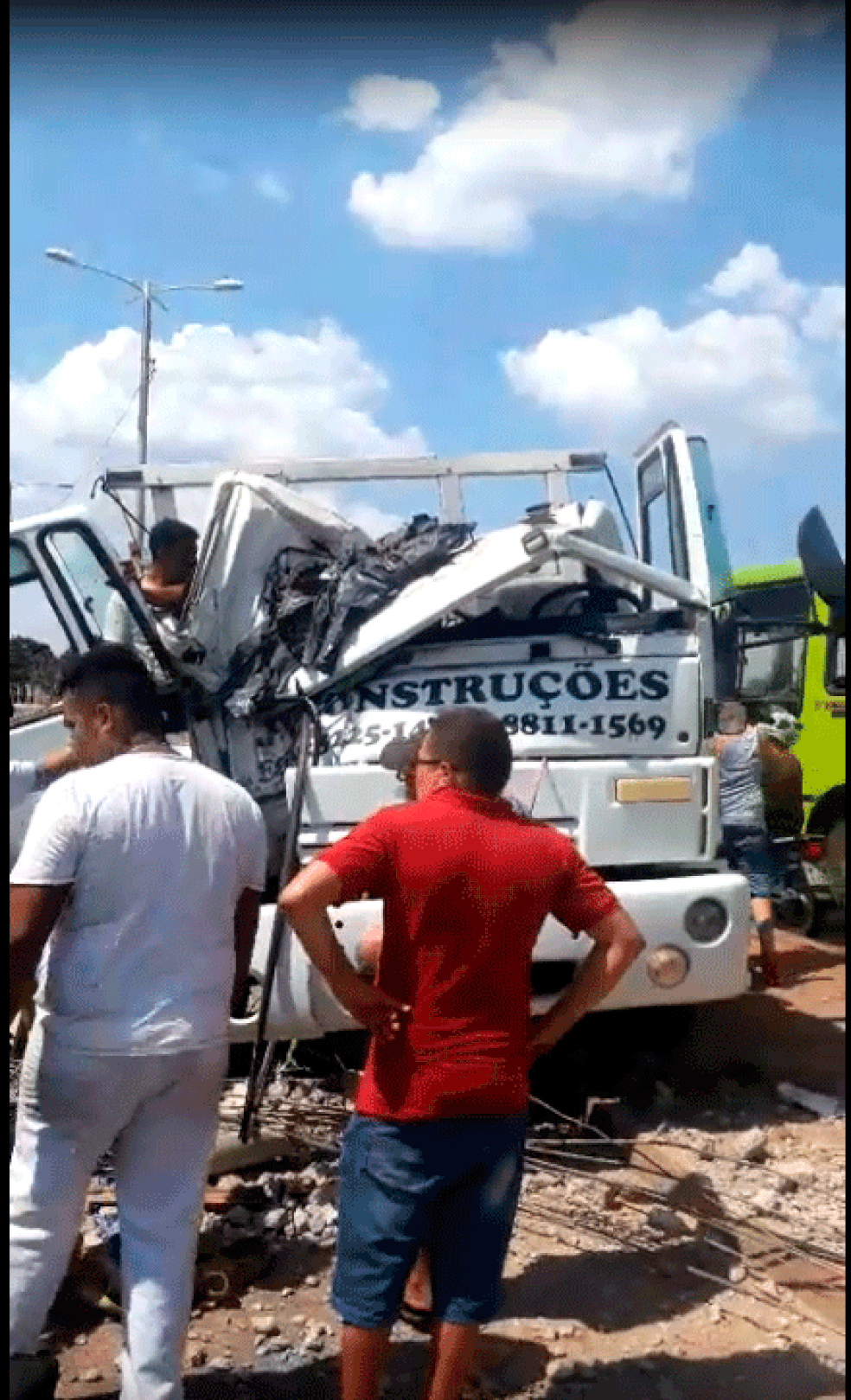 Casal fica preso às ferragens após caminhão colidir em poste na Zona Norte de Teresina  — Foto: Divulgação