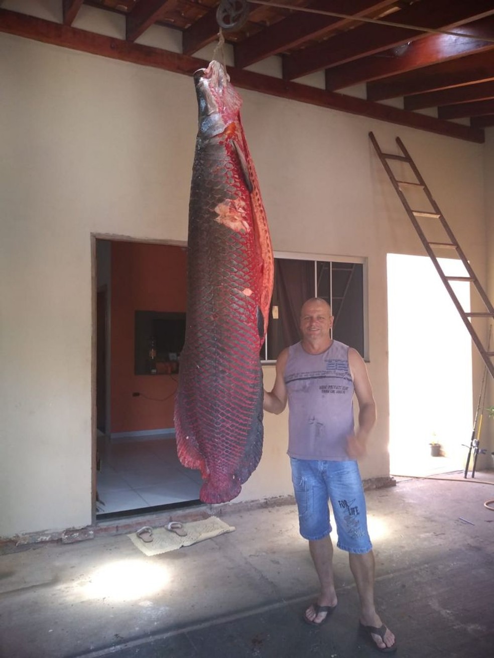 Lucio Omar Pereira com pirarucu de 110 quilos pescado no rio Grande em 2019 — Foto: Arquivo Pessoal