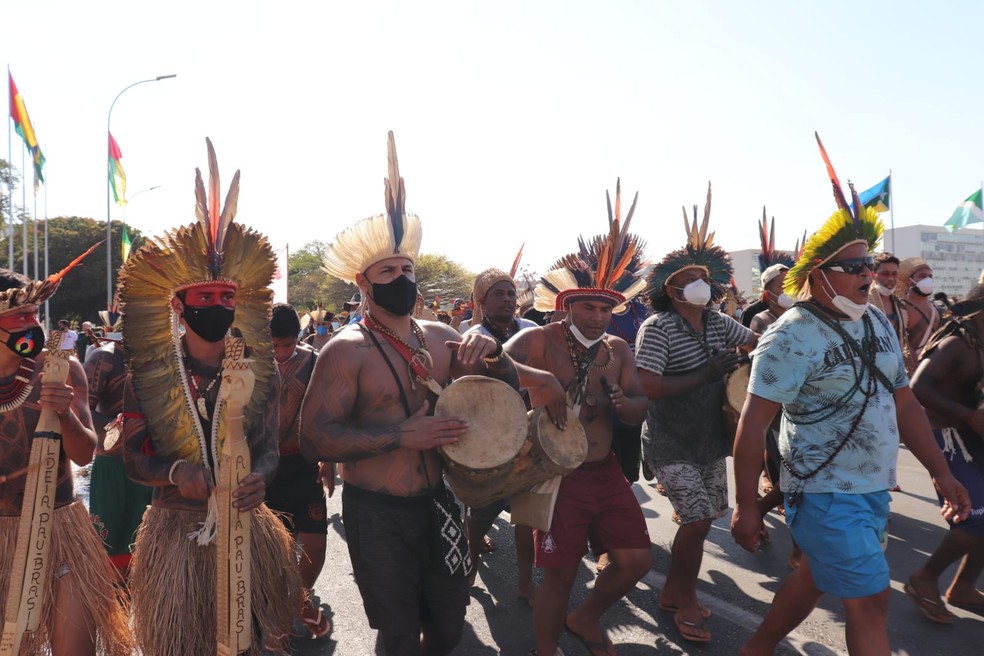 Indígenas protestam contra marco temporal para demarcação de terras, em Brasília — Foto: Carolina Cruz/ G1