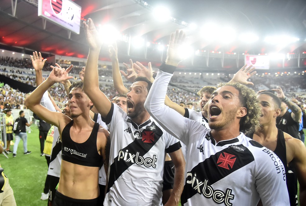 Nenê e Figueiredo comemoram vitória do Vasco sobre Flamengo — Foto: André Durão