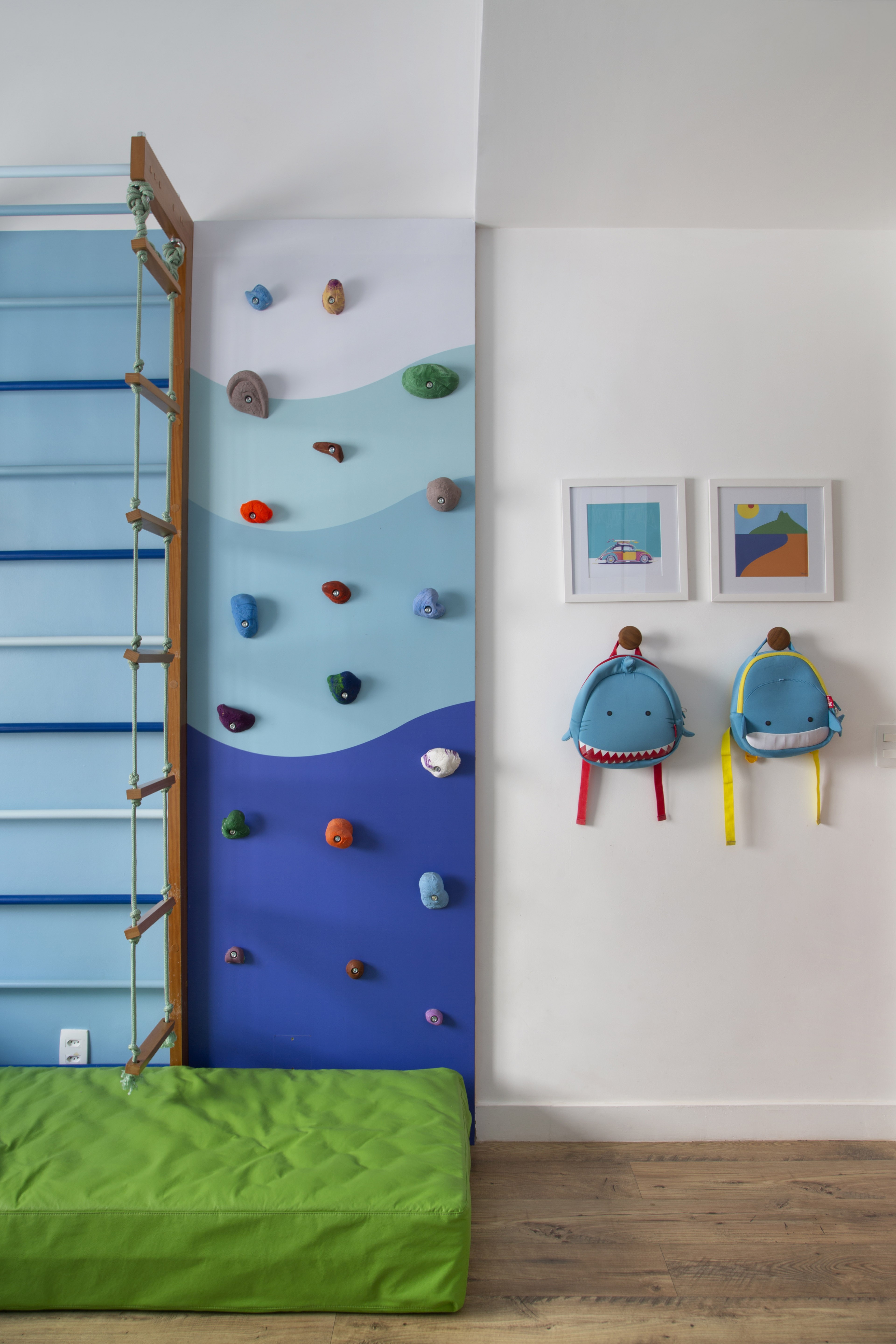 Décor do dia: quarto infantil com parede de escalada e tons de azul (Foto: Denilson Machado/MCA Estúdio)