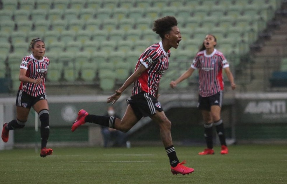 Carol assinou novo compromisso com o São Paulo — Foto: Gabriela Montesano / saopaulofc