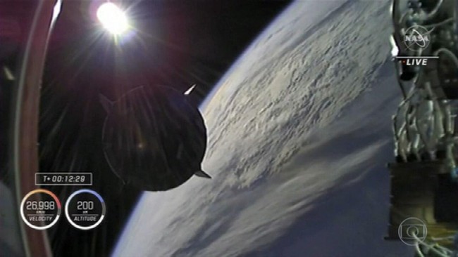 SpaceX faz voo histórico