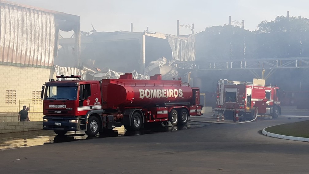 Imagens mostram destruição em fábrica atingida pelo incêndio em Piracicaba — Foto: Edijan Del Santo/ EPTV