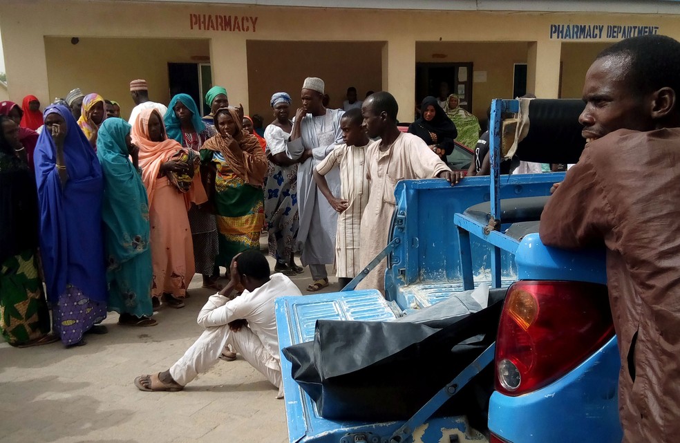 Homem chora ao ver corpos sendo carregados para hospital apÃ³s ataque atribuÃ­do ao Boko Haram em Maiduguri, na NigÃ©ria (Foto: Ahmed Kingimi/ Reuters)