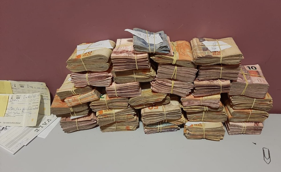 Grande quantidade de dinheiro foi localizada em bingos em Santos, SP — Foto: TV Tribuna