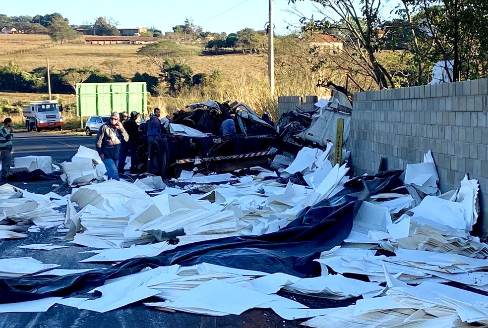 Homem morre em acidente entre dois caminhões e um carro em Igaraçu do Tietê — Foto: Arquivo pessoal