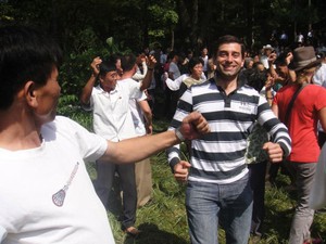 Guilherme Bahia dança com norte-coreanos (Foto: Guilherme Bahia/Arquivo pessoal)