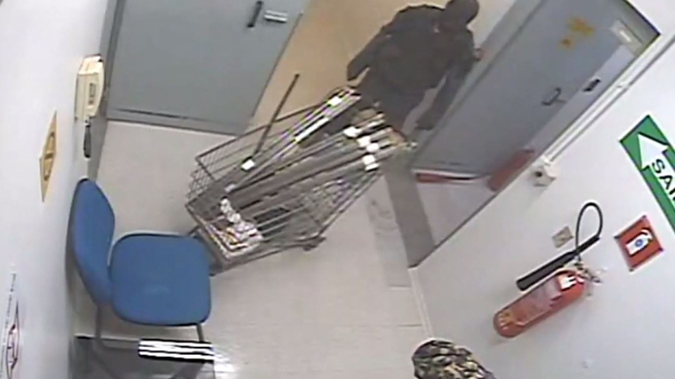 Criminosos usaram carrinho de supermercado para transportar explosivos usados em mega-assalto a bancos em Araçatuba (SP) — Foto: Reprodução/TV Globo