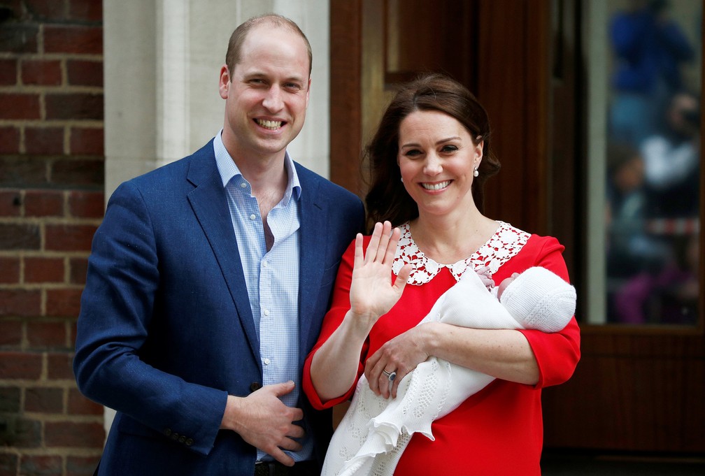 A duquesa de Cambridge Kate Middleton e o príncipe William mostram seu filho recém-nascido à mídia em frente ao Hospital St Mary, no centro de Londres, na Inglaterra (Foto: Henry Nicholls/Reuters)