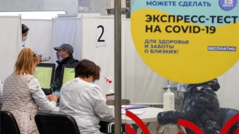 Testagem de covid-19 em Moscou; números oficiais da pandemia não parecem trazer um cenário claro do avanço da covid-19 no país (Foto: Reuters via BBC News Brasil )