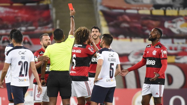 Arão recebe o cartão vermelho no Flamengo x LDU