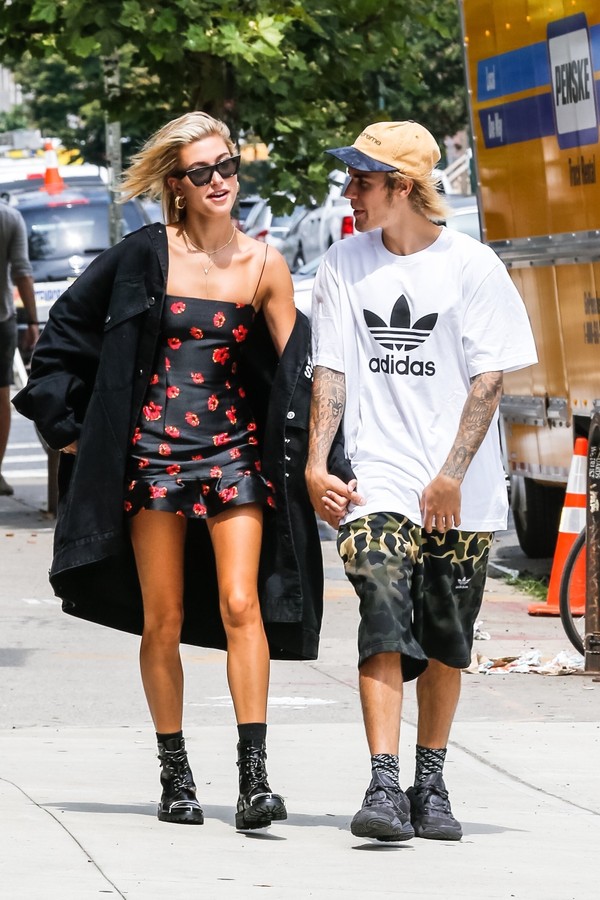 New York, NY  - Happy couple Justin Bieber and Hailey Baldwin are still going strong, spotted here strolling around NYC, Justin was carrying his bible while Hailey was all smiles holding his hand!Pictured: Justin Bieber, Hailey BaldwinBACKGRID USA (Foto: BACKGRID)