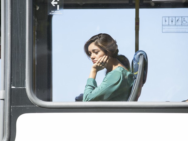 Alice pega ônibus desanimada e não vê Evandro  (Foto: Felipe Monteiro / Gshow)