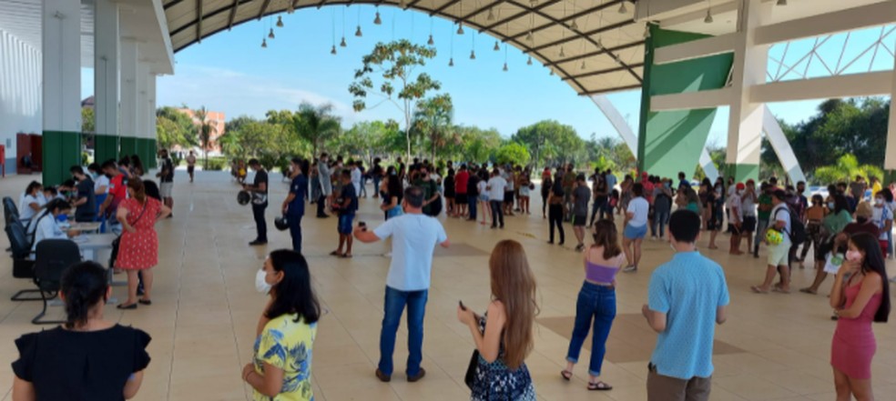 Jovens com mais de 18 foram longas filas para tomar 1° dose da vacina contra Covid em Rio Branco — Foto: Murilo Lima/Rede Amazônica Acre