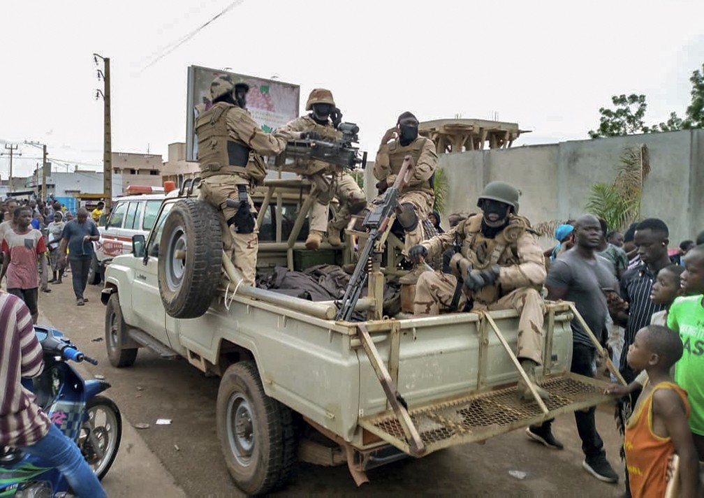 Militares do Mali desfilam em ruas da capital Bamako após motim nesta terça-feira (18). — Foto: AFP