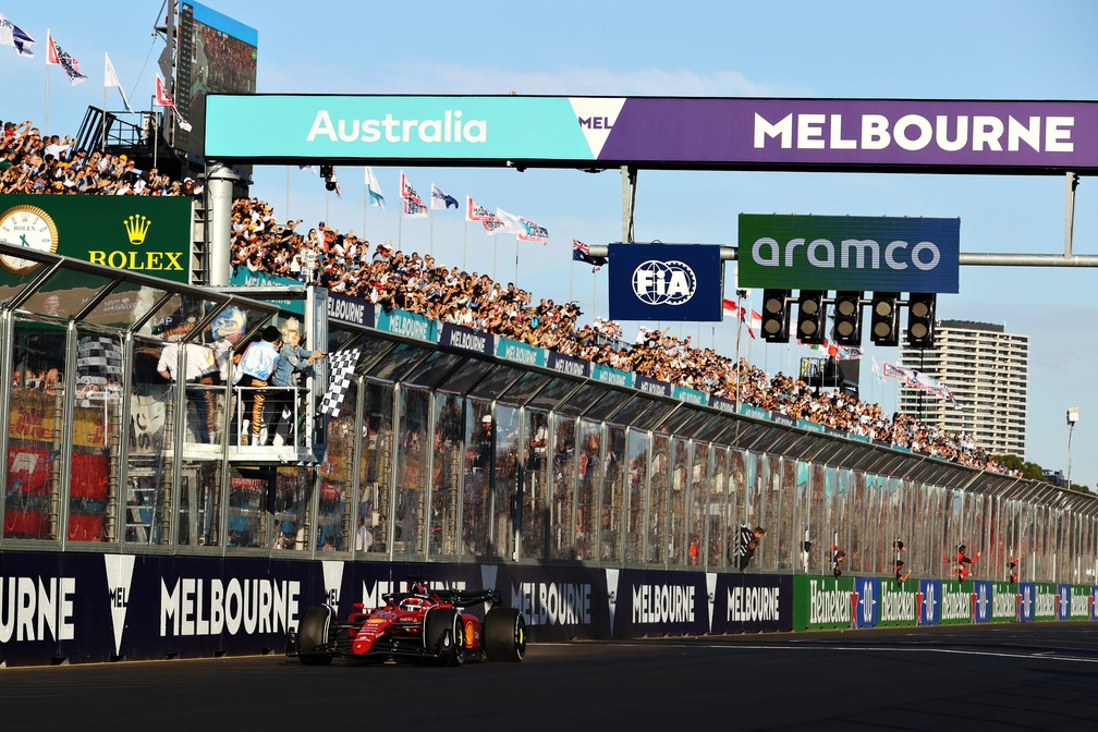 Charles Leclerc recebe a bandeirada da vitória no GP da Austrália, no Albert Park — Foto: Robert Cianflone/Getty Images