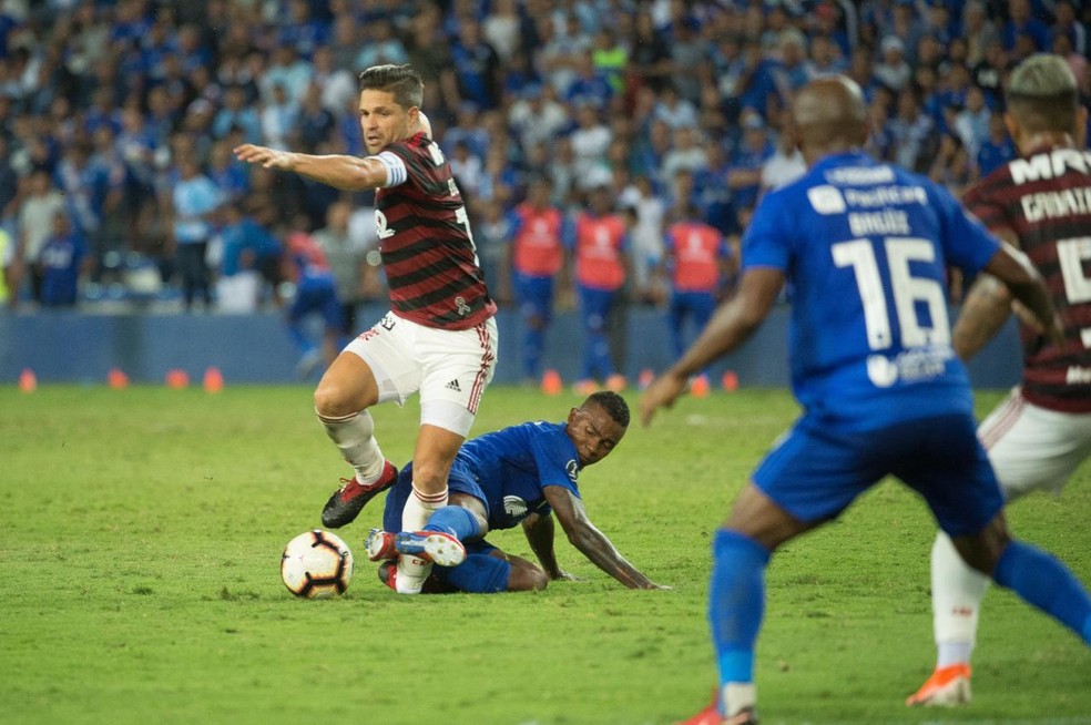 Sequência feita por fotógrafo do Flamengo mostra lance da lesão de Diego — Foto: Alexandre Vidal / Flamengo