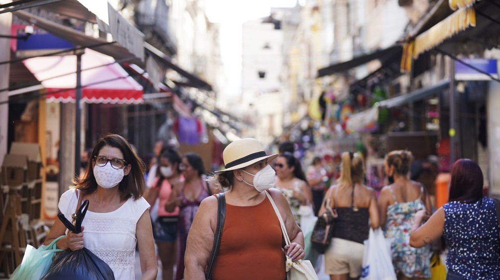 Mulheres caminham de máscara nas lojas do Saara, Centro do Rio, nesta segunda-feira (7). — Foto: Marcos Serra Lima/g1