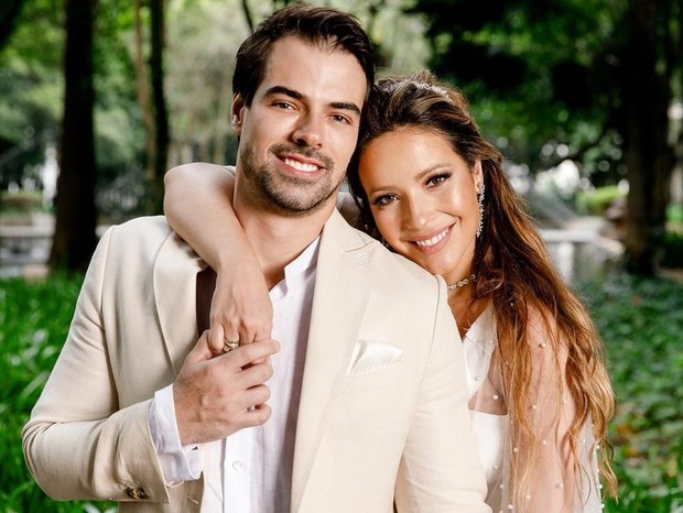 Renata Dominguez e Leandro Gléria: Casamento foi celebrado no dia 20 de março de 2021 (Foto: Reprodução/ Instagram/ Nadia Szajubok)