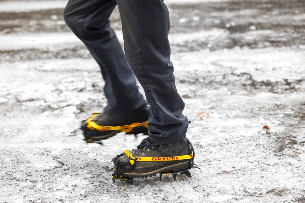 Bota para andar no gelo em Seattle, nos EUA — Foto: Daniel Kim/AP