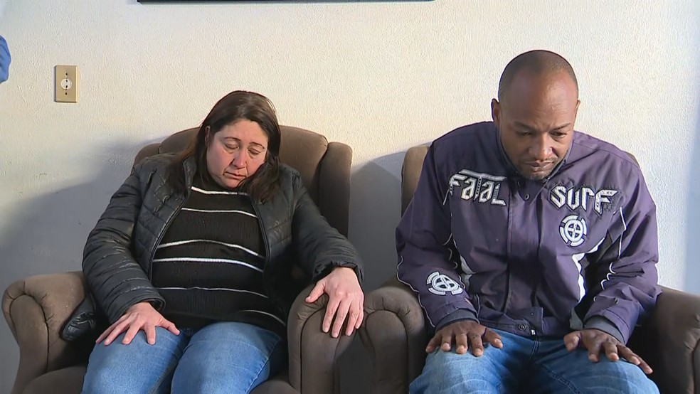 Mãe e pai de Gabriel Marques Cavalheiro, jovem morto após abordagem policial em São Gabriel — Foto: Reprodução/RBS TV
