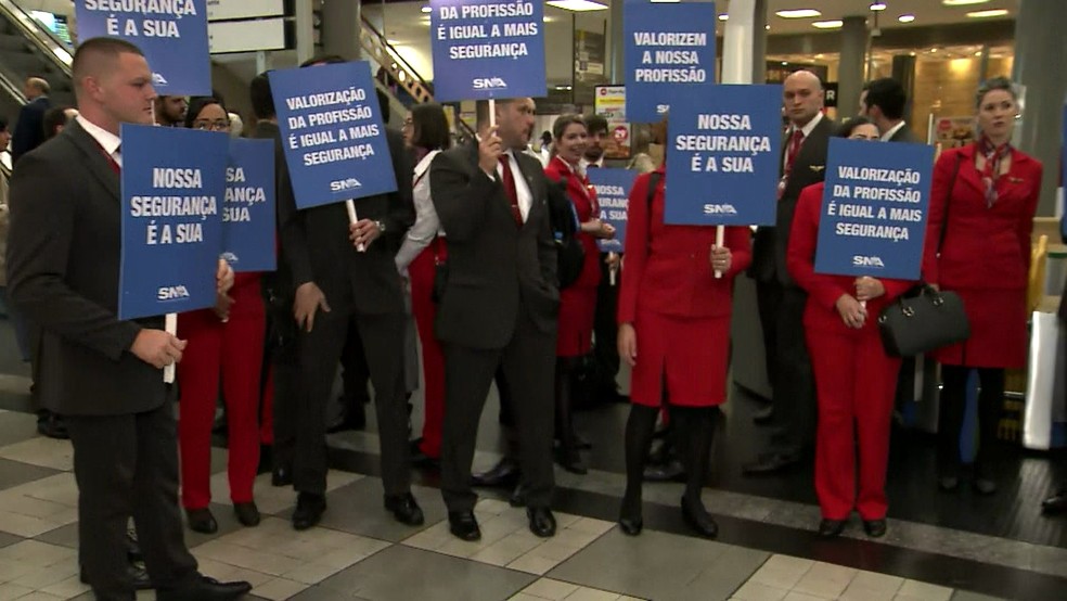 Funcionários da Avianca protestam em Congonhas na manhã desta sexta-feira — Foto: Reprodução/TV Globo
