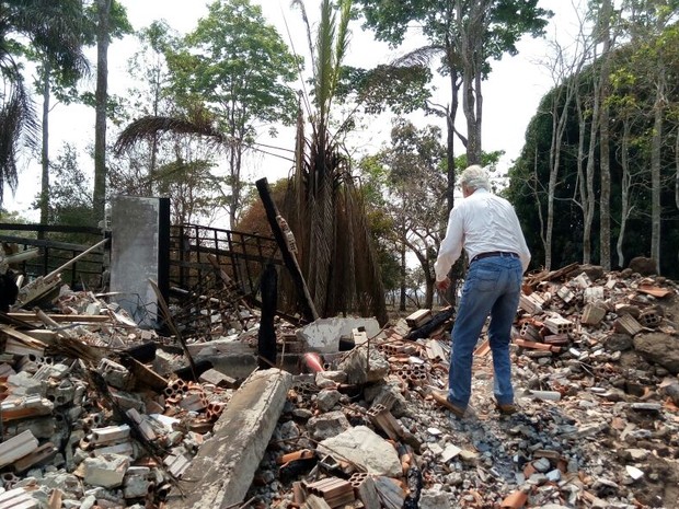 Casa de fazenda bom futuro ficou destruída após incêndio (Foto: PM/ Divulgação)