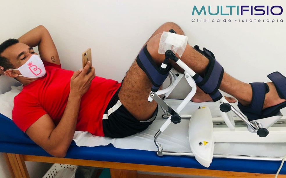 Após artroscopia no joelho, Eduardo iniciou recuperação com fisioterapia — Foto: Divulgação/Tiago Neri
