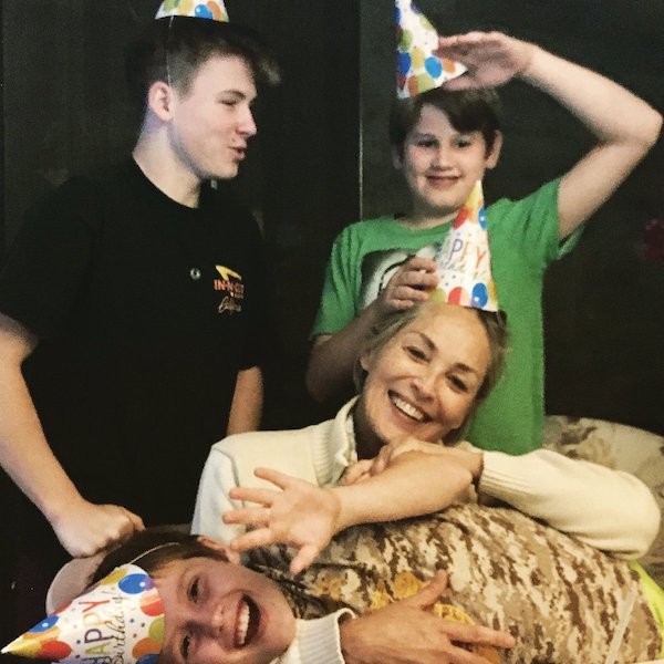 A atriz Sharon Stone com seus três filhos (Foto: Twitter)