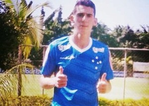 João Victor, promessa da equipe do Porto-PE, é observado pelo Cruzeiro