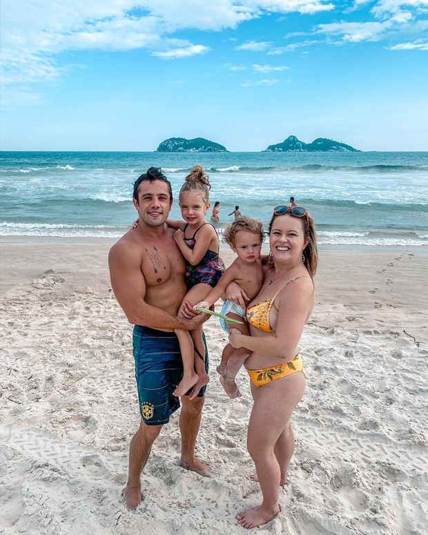 Rafael Cardoso e Mari Bridi com os filhos Aurora e Valentim (Foto: Reprodução Instagram)