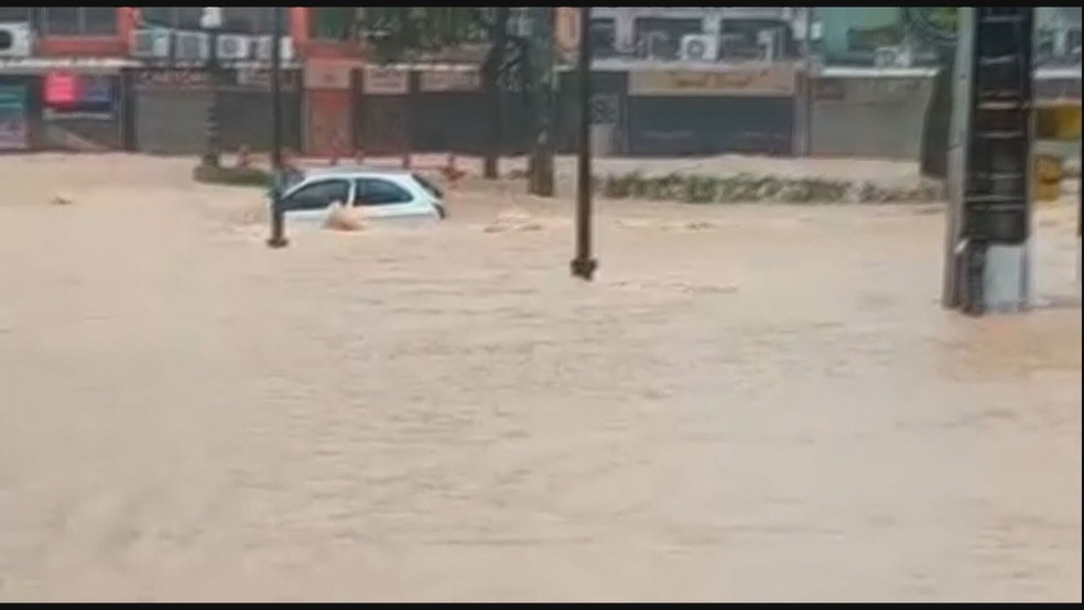 Temporal mata 5 em Petrópolis um mês após tragédia