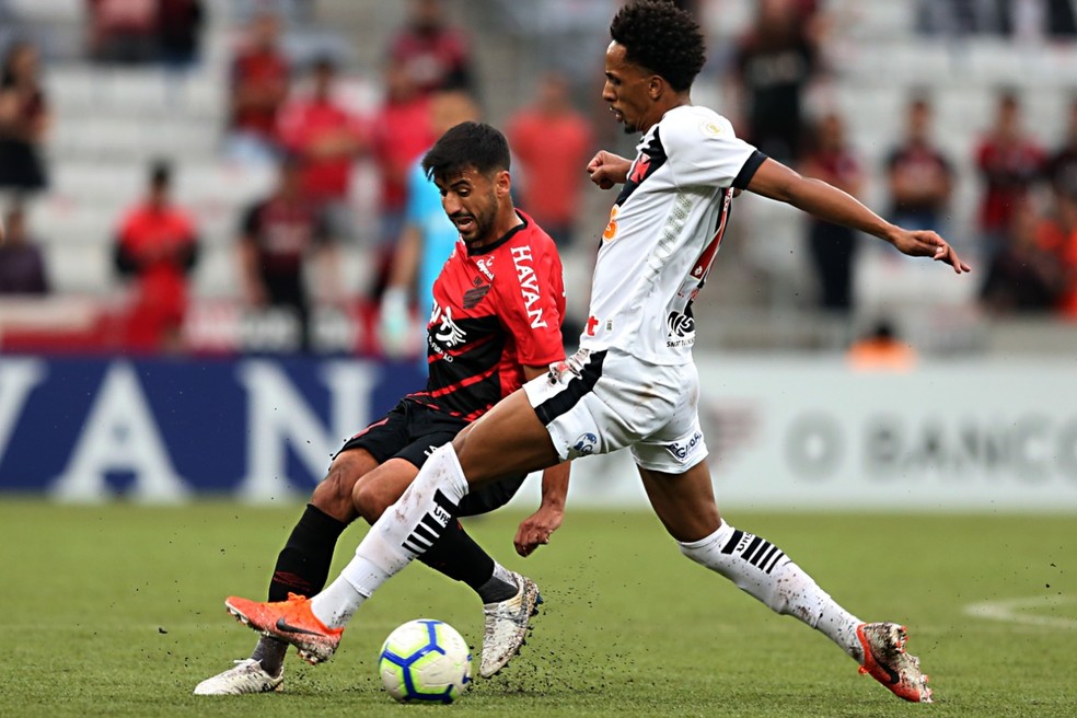 Camacho fez o antidoping também na partida contra o Vasco  — Foto: Albari Rosa/Gazeta do Povo