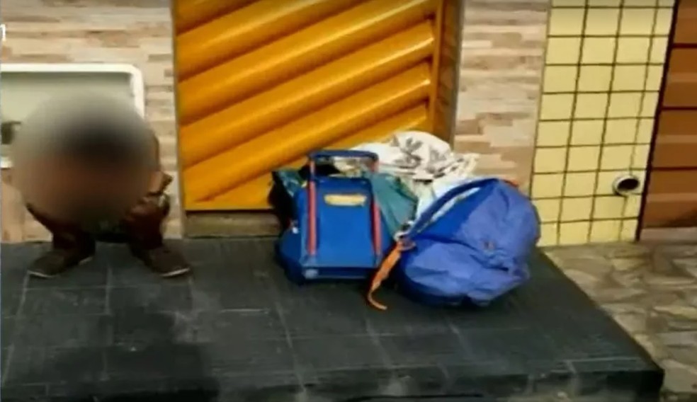 Criança na calçada da casa dos avós com as bagagens  — Foto: TV Verdes Mares/Reprodução