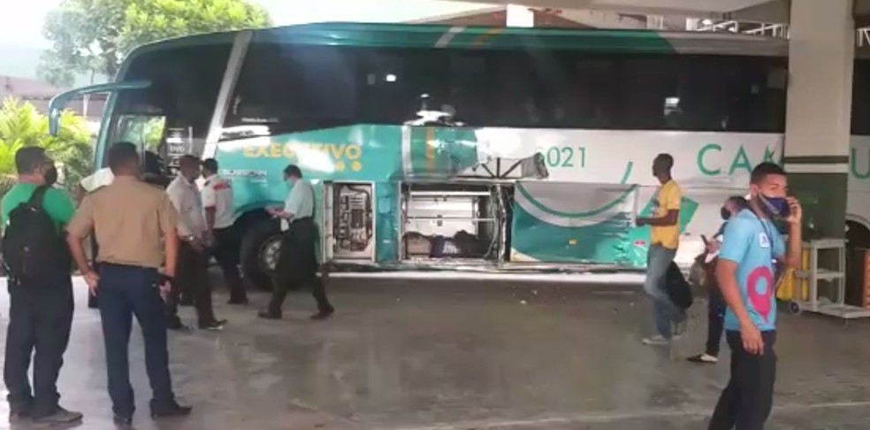 Ônibus sobe em plataforma da rodoviária de Salvador e lateral fica amassada — Foto: Reprodução/TV Bahia