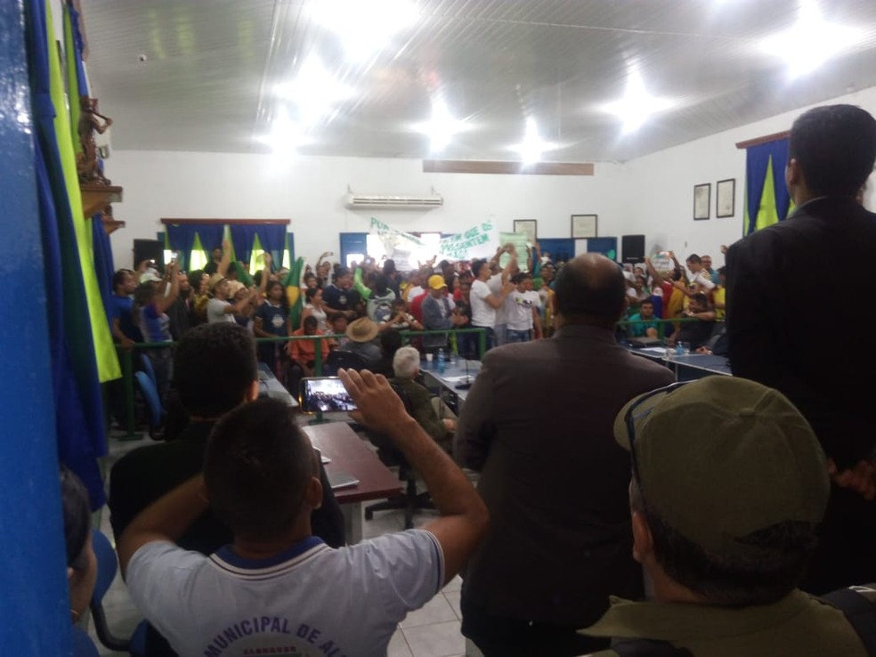 Dentro da CÃ¢mara Municipal, manifestantes cobram atuaÃ§Ã£o mais eficientes dos vereadores contra descaso do governo (Foto: Hilton Rodrigues/Arquivo pessoal)