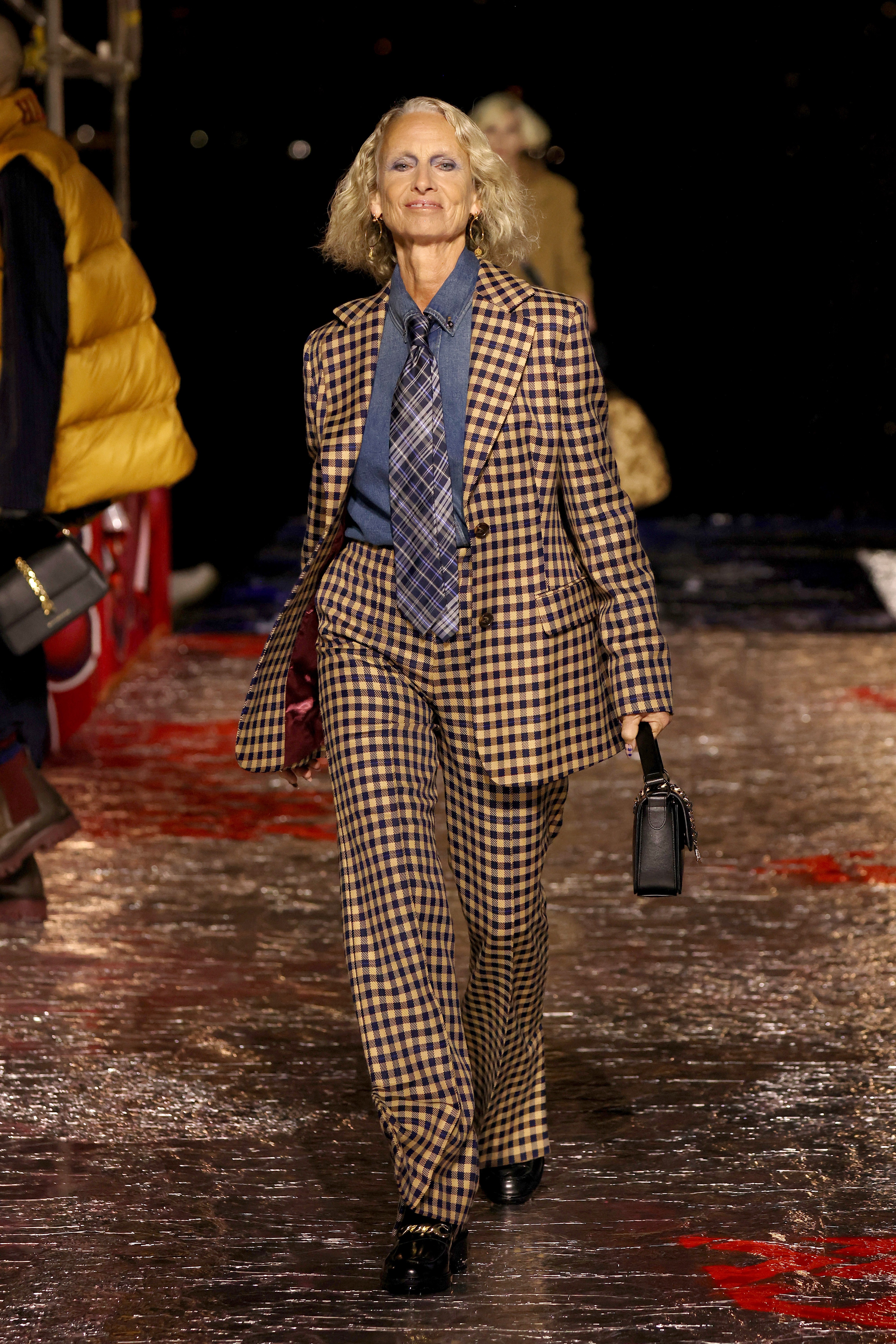 Chuva, metaverso e homenagem a Andy Warhol no desfile de Tommy Hilfiger -  Revista Marie Claire