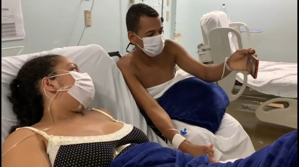 Separados por causa da Covid-19, pai, mãe e filho recém-nascido se conhecem por chamada de vídeo  — Foto: Divulgação / Sesab