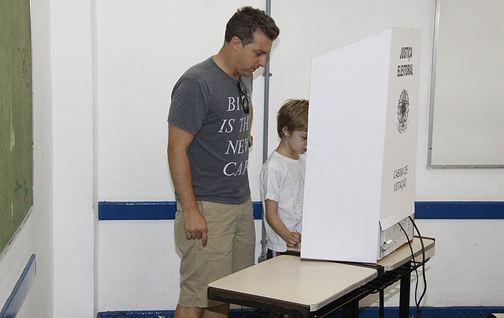 Luciano Huck, ao votar nas eleições de novembro de 2016 (Foto: Felipe Assumpcao/AgNews)